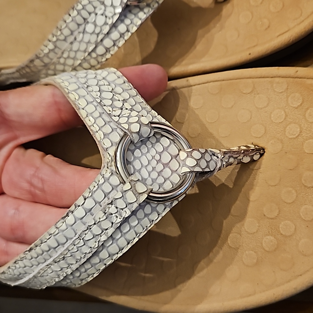EUC Vionic flops size 9 - Picture 2 of 6